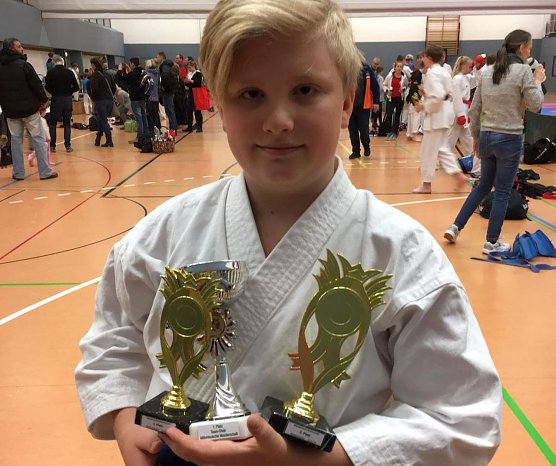 Nico Reim mit seiner Pokal-Kollektion (Foto: S. Schr&ouml;ter)
