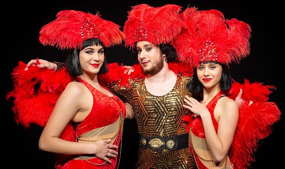 Theaterjugendclub mit Variet&eacute;-St&uuml;ck (Foto: M. Kneise)