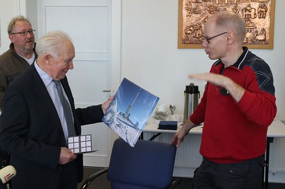 Als Dankesch&ouml;n gab es von den S&uuml;dharzern ein Bild vom h&ouml;chsten Punkt der Region, einen Brockenpass und die Aussicht auf ein Treffen mit "Brocken-Benno" (Foto: Angelo Glashagel)