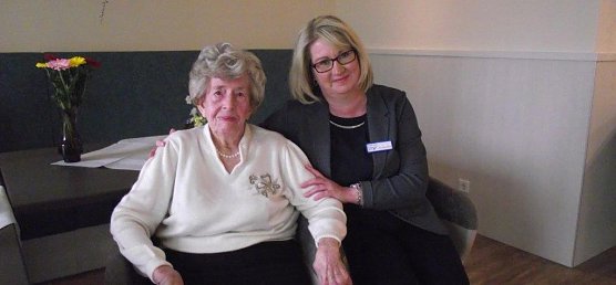 Heimleiterin Annett Tolle hat ihre &auml;lteste Bewohnerin besonders gern und ins Herz geschlossen. (Foto: Kurt Frank)