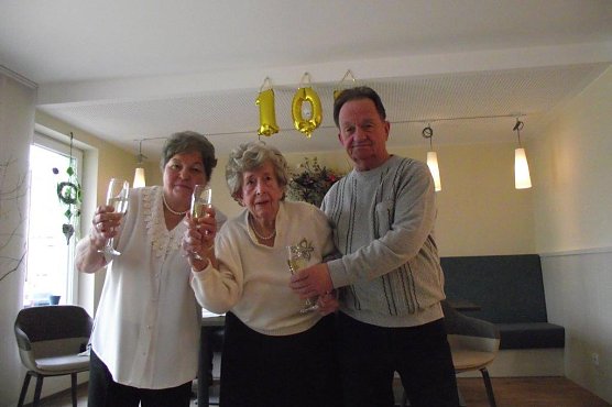 Gudrun und Bernd Schmidt betreuten die Jubilarin schon in ihrem ehemaligen Zuhause im Wohnblock in der Wolfstra&szlig;e. Wir besuchen sie jetzt jede Woche hier im Heim, meinte Bernd gegen&uuml;ber nnz. (Foto: Kurt Frank)