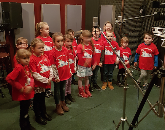 Ein Lied hat Geburtstag - die Kinder des Lohmarkt Kindergartens im Studio (Foto: Johanniter-Unfall-Hilfe e.V.)