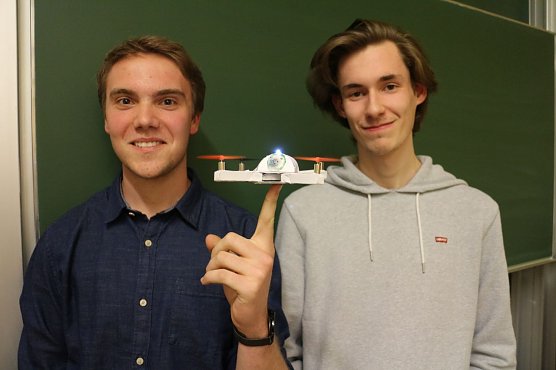 Alexander Junge und Hannes Herboth mit ihrer Papierdrohne (Foto: Angelo Glashagel)