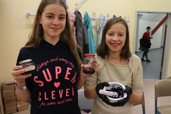 Flei&szlig;ig am f&auml;rben - mit nat&uuml;rlichen Farbstoffen (Foto: Angelo Glashagel)