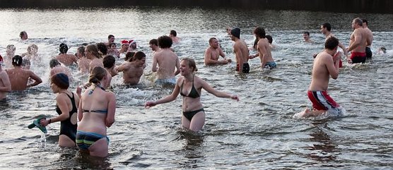 Eisiges Baden (Foto: A. Klingenschmidt) Eisiges Baden (Foto: A. Klingenschmidt)