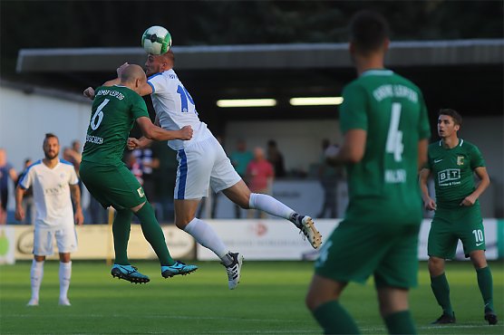 Flugeinlage von Wendschuch und Schwerdt beim Hinspiel in Nordhausen (Foto: M. Liedke)