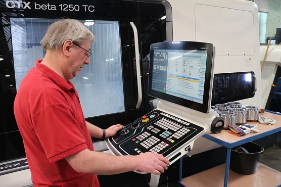 Was fr&uuml;her Stunden dauerte ist heute dank neuer Technik in wenigen Minuten erledigt (Foto: Angelo Glashagel)