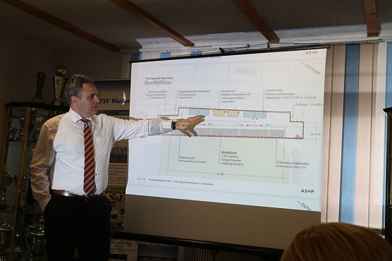 Gunnar Reuter erl&auml;utert die Pl&auml;ne f&uuml;r den 2. Bauabschnitt (Foto: Angelo Glashagel)