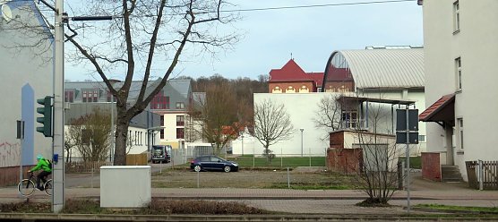Blick in die Baul&uuml;cke. Rechts die Halle, links das Landratsamt (Foto: nnz)