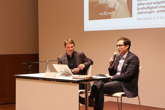 Autor Andreas Speit und Gedenkst&auml;ttenleiter Stefan H&ouml;rdler in der Stadtbibliothek (Foto: Angelo Glashagel)