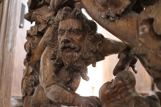 Die plastischen Darstellungen des Chorgest&uuml;hls sind ungew&ouml;hnlich gro&szlig; und f&uuml;r die Zeit nahezu naturalistisch (Foto: Angelo Glashagel)