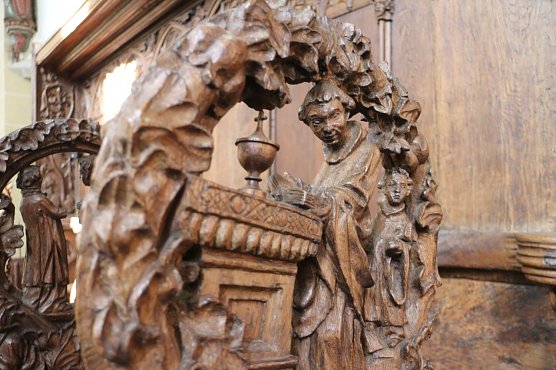 Kanoniker im Chorgest&uuml;hl - eine Art der Selbtverehrung (Foto: Angelo Glashagel)