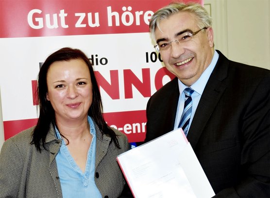 TLM-Chef Jochen Fasco &uuml;bergab den F&ouml;rdermittelbescheid &uuml;ber 122.000 Euro an Enno-Chefin Sandra Witzel (Foto: Radio Enno)