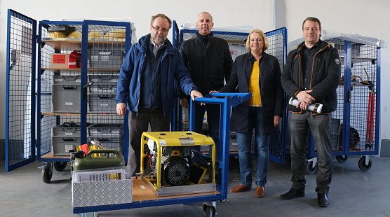 Neue Ausr&uuml;stung f&uuml;r den Nordh&auml;user Notfallverband - v.r.: Torsten He&szlig;, Ralf Seeber, Jutta Krauth und J&ouml;rg Dietrich (Foto: Angelo Glashagel)