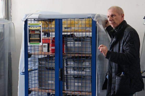 Ralf Seeber erl&auml;uterte die Notfallausr&uuml;stung (Foto: Angelo Glashagel)