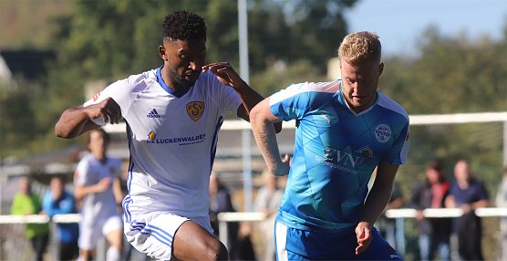 Auf Ballh&ouml;he: Magalhaes (Luckenwalde) gegen Robin Flu&szlig; (Foto: FSV Wacker 90 Nordhausen)