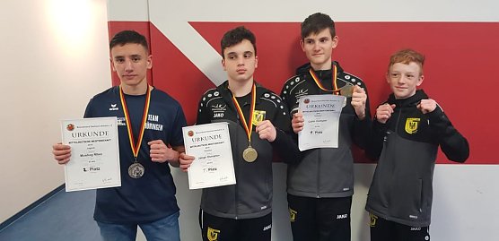 Die Sportler Keanu Zorn, Musheg Mhez, Jangir Osmanov und Collin Ostmann konnten alle mit Medaillen in ihren Gewichtsklassen f&uuml;r sich zur&uuml;ck kommen. (Foto: BSG Altstadt 05)