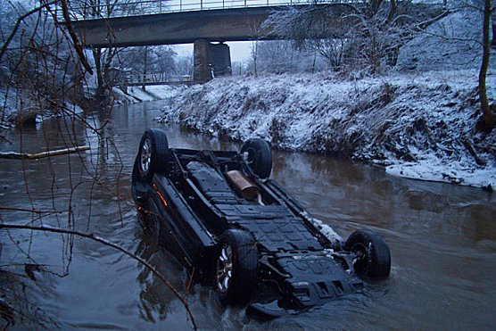 Unfall bei Göllingen (Foto: Polizeiinspektion Kyffhäuser) Unfall bei Göllingen (Foto: Polizeiinspektion Kyffhäuser)
