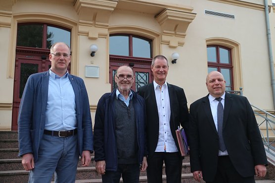 Landratsamt, Kreissportbund und Jobcenter ziehen an einem Strang. v.l.: Landrat Matthias Jendricke, die KSB-Chefs Klaus Gorges und Andreas Meyer sowie der Leiter des Jobcenters, Heiko R&ouml;der. (Foto: Angelo Glashagel)