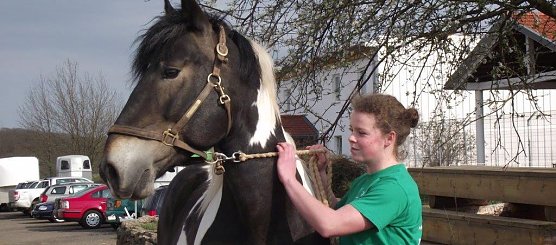Larisa F&ouml;rster besucht ihren Lord so oft es geht auf der Farm. Sie mag den Pferdesport, nahm an Dressur- und Springreiten teil. (Foto: Kurt Frank)