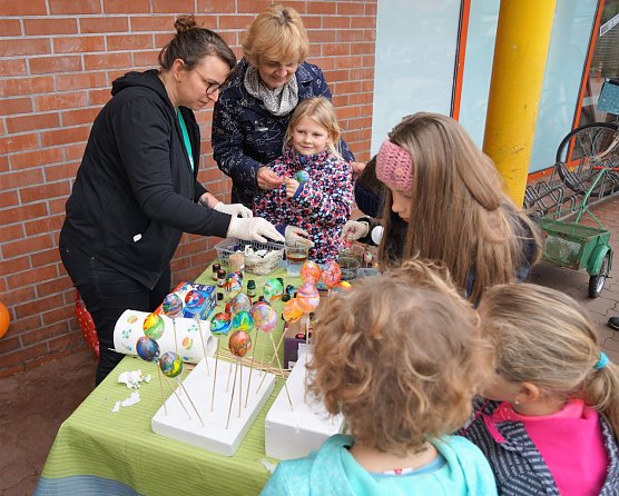 Jana Urbanek, Petra Gerlach, Leni und weitere Kinder marmorierten am Samstag vor dem Edeka in Ilfeld bunte Ostereier. (Foto: Susanne Schedwill)