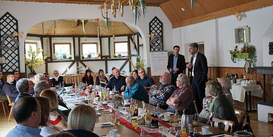 Die B&uuml;rgermeister Andreas Gerbothe, Henry Pasenow und Stephan Klante hatten nach Woffleben in den J&auml;gerhof zum ersten S&uuml;dharzer Tourismusstammtisch  eingeladen. Thomas Knorr moderierte die Veranstaltung (Foto: Gemeinde Harztor)