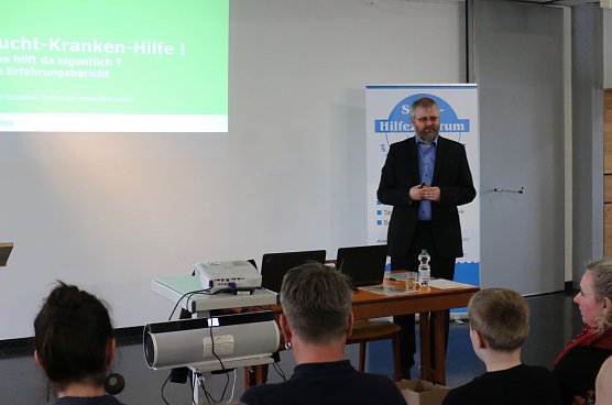 Dr. G&ouml;ran Michaelsen referierte zur Wirksamkeit therapeuthischer Ma&szlig;nahmen (Foto: Angelo Glashagel)