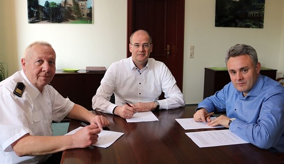 R&uuml;diger K&ouml;sel, Referatsleiter f&uuml;r Brand- und Katastrophenschutz im Landesverwaltungsamt, Landrat Matthias Jendricke und Gunnar Reuter, Gesch&auml;ftsf&uuml;hrer der Service Gesellschaft, haben jetzt den Vertrag dazu unterzeichnet (Foto: Pressestelle Landratsamt Nordhausen)