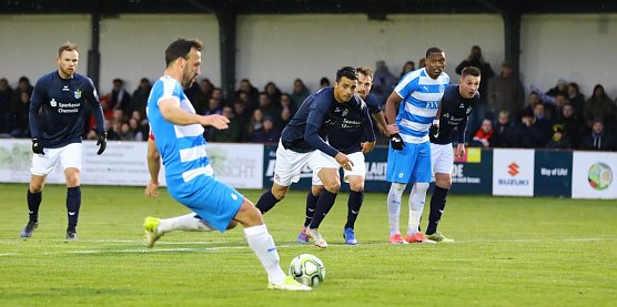 Becker verschie&szlig;t den Elfer (Foto: Bernd Peter)