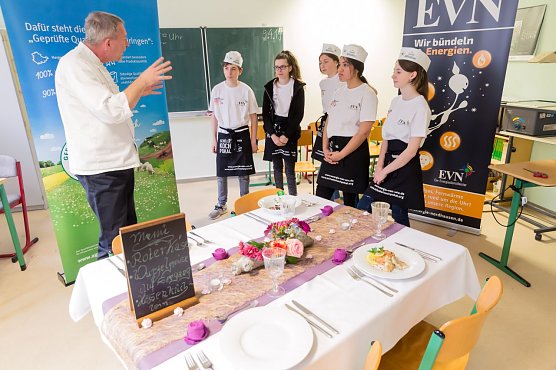 v.l.n.r.: Mike Oertel gibt dem Nordh&auml;user Sch&uuml;lerkochteam Niklas, Ronja,  Merle-Loreen, Medina und Kimberly-Michelle wertvolle Tipps (Foto: Energieversorgung Nordhausen)