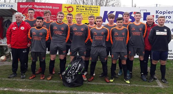 Die Jungs, der Trainer und das Pr&auml;sidium bedanken sich bei Sven Fischer recht herzlich (Foto: FSG 99 Salza)