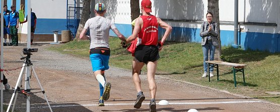 Hand in Hand durch das Ziel (Foto: nnz)