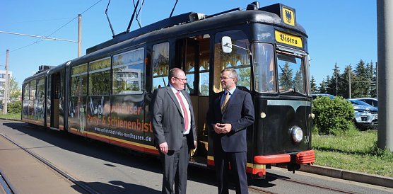 v.l.: Thorsten Schwarz und Karsten Frob&ouml;se vor dem Nordh&auml;user Schienenbistro (Foto: Angelo Glashagel)