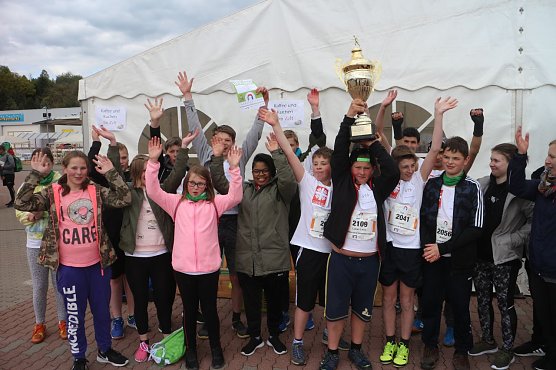 Gro&szlig;e Freude bei der Caritas - den Wanderpokal darf man nach drei Erfolgen am St&uuml;ck nun behalten (Foto: Angelo Glashagel)