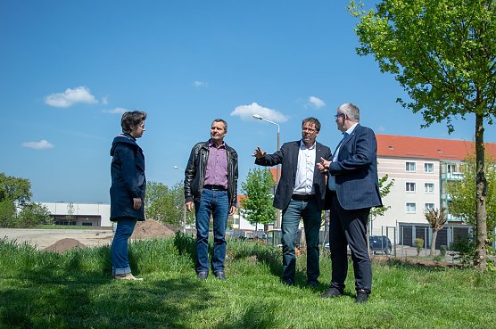 Der f&uuml;r Schulen zust&auml;ndige 1. Beigeordnete des Landkreises Stefan N&uuml;&szlig;le hat sich jetzt gemeinsam mit Frank Rostek f&uuml;r die Stadt Bleicherode und Doreen Thon, Elternsprecherin der Schule, zum Stand der Sanierung vor Ort informiert.  (Foto: Pressestelle Landratsamt Nordhausen)