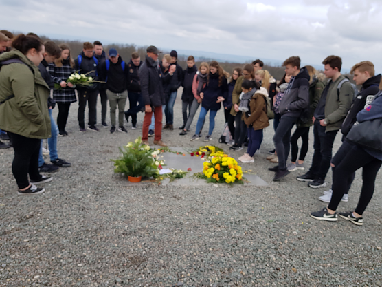 Die Sch&uuml;ler der Klassen 10a und 10b des Schiller-Gymnasiums zu Besuch in der Gedenkst&auml;tte Buchenwald (Foto: Friedrich Schiller Gymnasium Bleicherode)