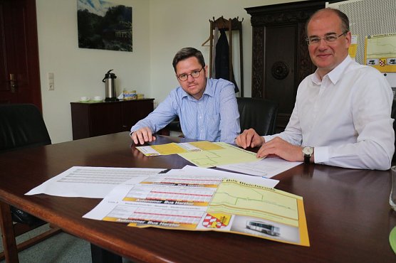 Marcel Hardrath und Landrat Matthias Jendricke &uuml;ber den m&ouml;glichen Fahrpl&auml;nen (Foto: Angelo Glashagel)