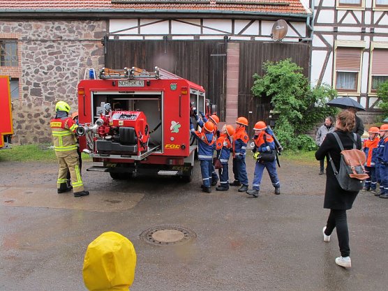 Die Jugendfeuerwehr zeigte den G&auml;sten, was sie schon gelernt hat.  (Foto: privat)