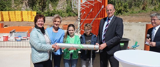 Grundstein f&uuml;r die Zukunft gelegt - am Humboldt-Gymnasium wurde heute ein weiteres Kapitel der Schulgeschichte auf den Weg gebracht (Foto: Angelo Glashagel)