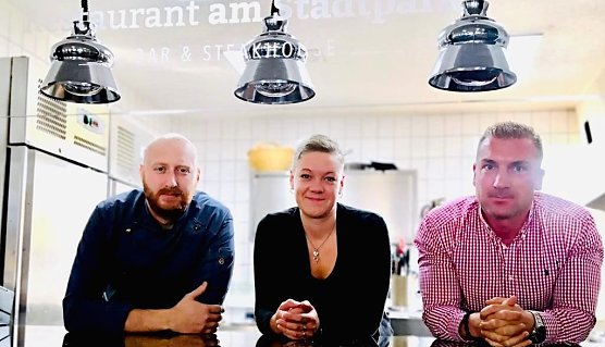Benjamin Schmidt, Sabrina Schmidt und Ronny Schmidt an der Live-Cooking Theke des Restaurant am Stadtpark. (Foto: NUV)