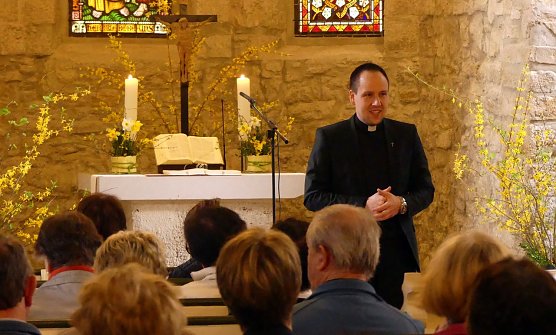 Vikar Florian Zobel in der Sollstedter St. Petri Kirche (Foto: R. Englert)