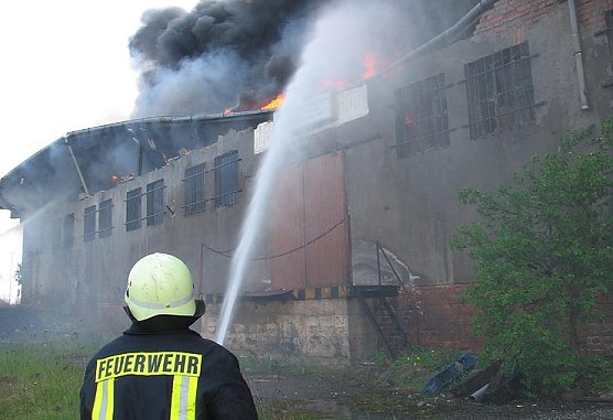 Die Feuerwehren beim Brandeinsatz auf dem Bahnhofsgel&auml;nde im Mai 2006 (Foto: psv)