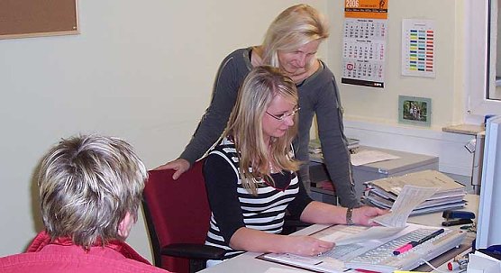 Im Bild: von links Katrin Schossig, Heike Wienbreyer im Kundengespr&auml;ch in der AA Nordhausen (Foto: aa)