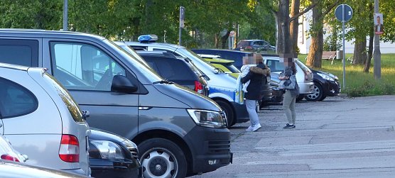 Frau und Kind werden in Sicherheit gebracht (Foto: nnz)