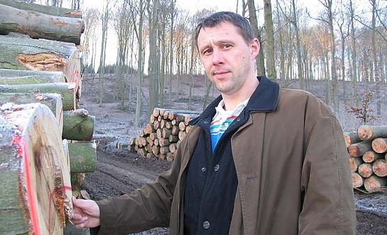 Axel Axt vor der Waldfl&auml;che des Haselhai bei Leimbach, wo gro&szlig;fl&auml;chige Einschlagsarbeiten stattfinde (Foto: psv)