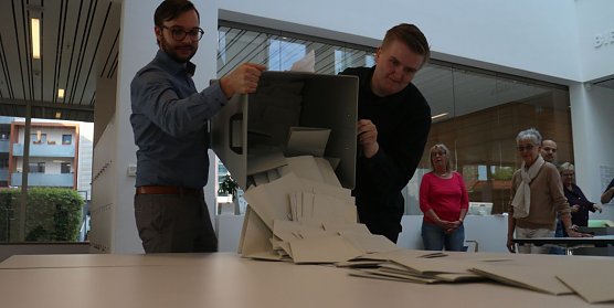 Die Ausz&auml;hlung der Stimmzettel hat begonnen (Foto: Angelo Glashagel)