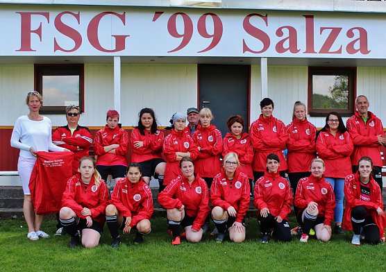 Die Damen der Frauenmannschaft des FSG Salza freut sich &uuml;ber neue Regenjacken (Foto: Klaus Pfand)