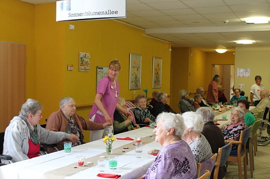 Am 8. Mai wurden im Heringer DRK-Pflegeheim geladene G&auml;ste sowie ehemalige Mitarbeiter auf das Herzlichste begr&uuml;&szlig;t. (Foto: Anja Fischer)