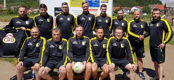 Neue Aufw&auml;rmpullover f&uuml;r die Reserve (Foto: privat)