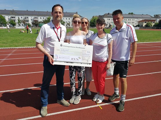 Am Ende der Veranstaltung wurde ein Spendenscheck in H&ouml;he von 500,00 � von Herrn Eisenschmidt, Gesch&auml;ftsf&uuml;hrer der Badehaus Nordhausen GmbH (rechts) und Herrn Mei&szlig;geier, Prokurist & Leiter Vertrieb und Handel bei der Energieversorgung Nordhausen GmbH (links) zur Unterst&uuml;tzung von Patienten, die an Mukoviszidose erkankt sind, &uuml;bergeben (Foto: Stadtwerke Nordhausen)